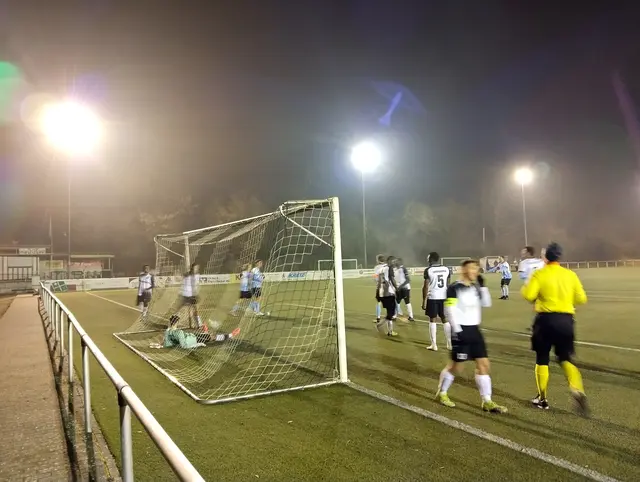 Germania-Torwart Janik Senger am Boden - gerade musste sein Team gegen Rohrbach das 0:3 schlucken. /Foto: -wy