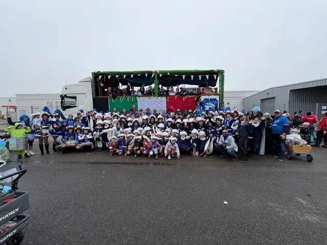 Der Elferratswagen und alle Aktiven vor dem Umzug in Friedrichsfeld in ihren Marsch-, Tanz- und Mottokostümen getreu dem Thema "Bella Italia".  | Foto: KV Kummetstolle Neckarhausen e.V.
