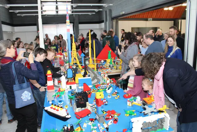 Eine ganze Stadt mitsamt einem Containerschiff hatten die Kinder am Wochenende gebaut.