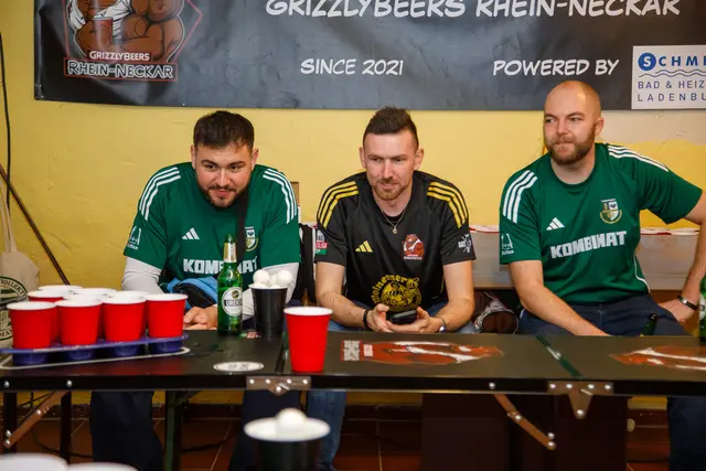 Kontrahenten vereint beim BPong – trotz der Rivalität und des Derbys verstanden sich alle gut.  | Foto: Markus Weik