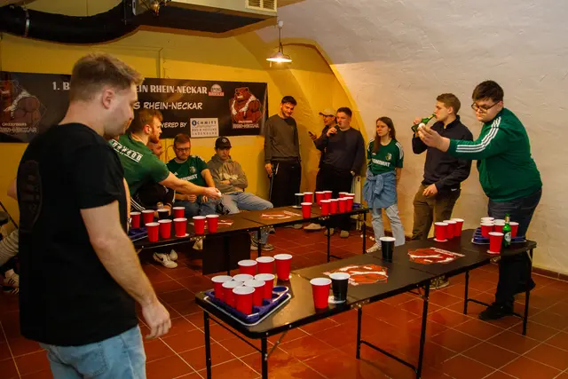 Auch das Einspielen gehörte dazu – bevor es ernst wurde. Die Torpedos bereiteten sich auf das Derby vor.   | Foto: Markus Weik