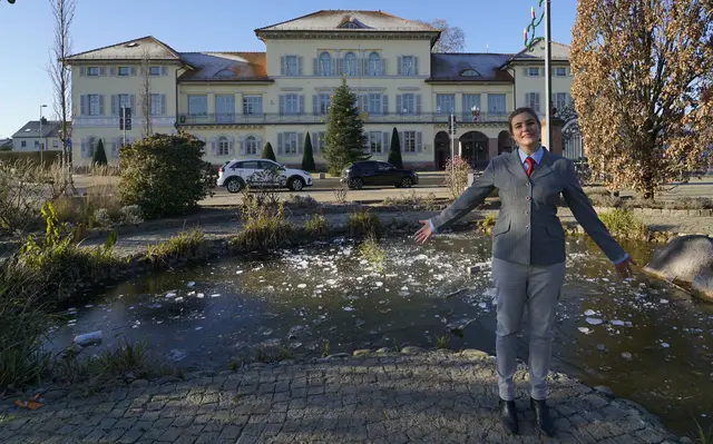 Unsere Edingen-Neckarhäuserin Jessica Vierling vor unserem Schloss, nicht im Märchen, in Neckarhausen. Konsensknüppel geladen: Regieren statt rumschlawinern, so geht das hier. | Foto: Die Partei