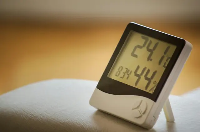 Ein Hygrometer zeigt die Luftfeuchtigkeit in Innenräumen und kann genutzt werden, um ein behagliches Raumklima einzustellen. | Foto: Kaffeebart auf Unsplash