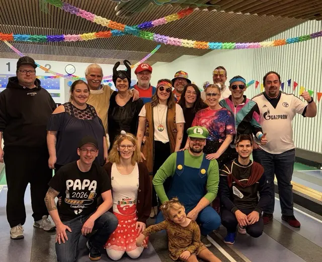 Die närrischen Keglerinnen und Kegler beim Faschingskegeln