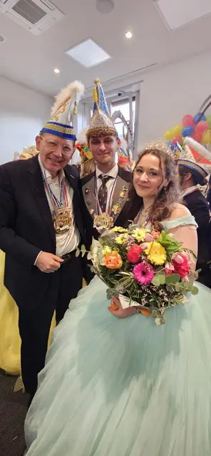 Für die Prinzessinnen gab es einen bunten Blumenstrauss von Christian Specht. | Foto: -zg.