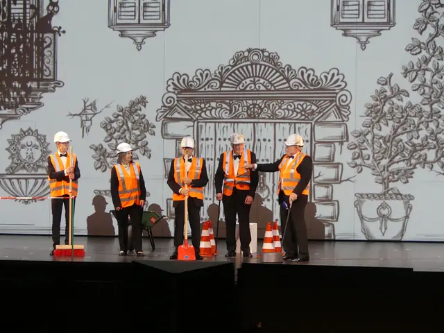 Mit einem Sketch, in dem es um Bauarbeiten ging, stimmte das Auswahlgremium auf die Verleihung ein. | Foto: Schatz