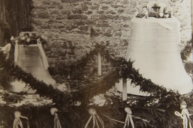 1951 wurden zwei neue Glocken gegossen und feierlich eingeweiht. 