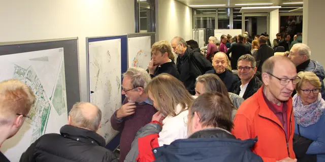 Dichtes Gedränge vor den Plänen, die die am Werkstattverfahren beteiligten drei Büros vorstellten. 

