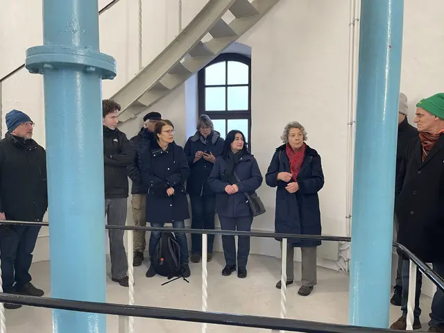 Fadime Tuncer und die anderen Besucher:innen lauschten den Ausführungen der 2. Vorsitzenden des Heimatbundes, Evelyn Bausch.