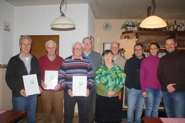 Von links: Wolfgang Brennecke, Johannes Fischer, Rudolf Hurst, Helmut Losert, Heidi Ehrhardt, Erwin Ferlik, Luis und Kamille Barrial Garcia, Christian Heinrich | Foto: Hannelore Schäfer, Rhein-Neckar-Zeitung