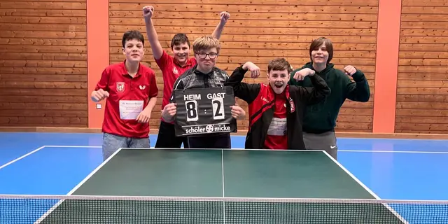 Es ist vollbracht, der erste Saisonsieg! Da freut sich das Siegerteam zurecht (v. l. n. r.): Nico Traub, Linus Rapp, Adriaan Terkowski, Emil Bauer. Cosmo Herpolsheimer unterstützte dabei die Mannschaft tatkräftig.