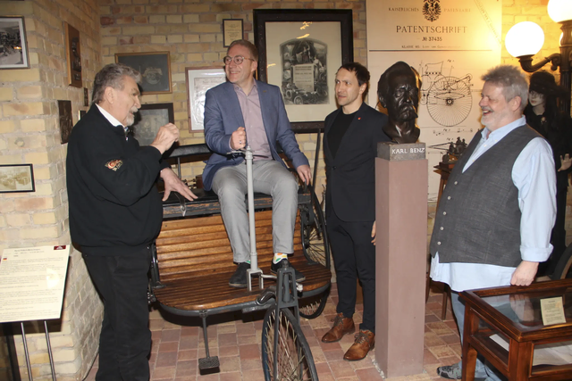 Museumsinhaber Winfried A. Seidel (links) erläuterte Sebastian Cuny, Gerri Kannenberg und Jürgen Scheuermann (rechts) dass in der alten Benzfabrik über Jahrzehnte gute Arbeit geleistet wurde.  | Foto: Sturm