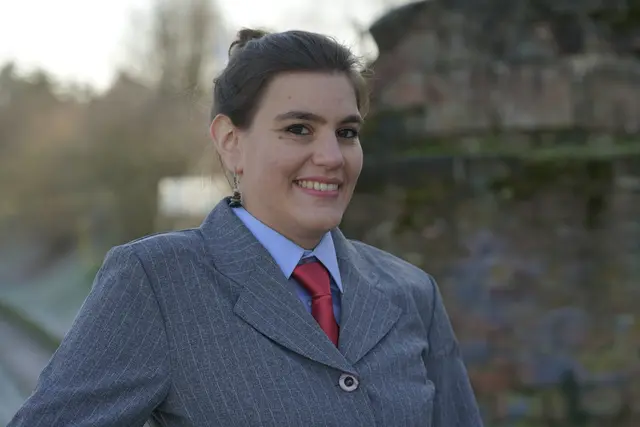 Jessica Vierling unsere Direktkandidatin von DIE PARTEI in Edingen-Neckarhausen, mit klarem Blick, roter Krawatte und einer ordentlichen Portion Haltung: bereit, zwischen Neckar, Neu-Edingen und Rathaus frischen Wind in die Landespolitik zu bringen. | Foto: DIE PARTEI