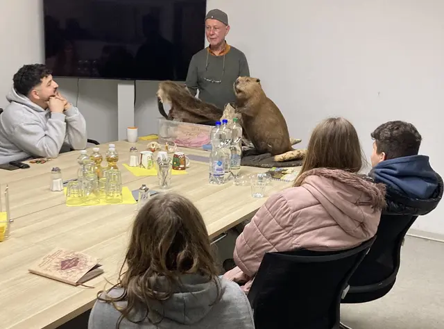 Peter Petersen (Mitte), offiziell bestellter Biberberater der Stadt Ladenburg, gibt dem Pädagogen Asad Malik (links) und den  Jugendlichen des AWO Hauses Mirabelle Einblick in das faszinierende Leben des Ladenburger Bibers. | Foto: Dr. Hanns-Hermann Wahl
