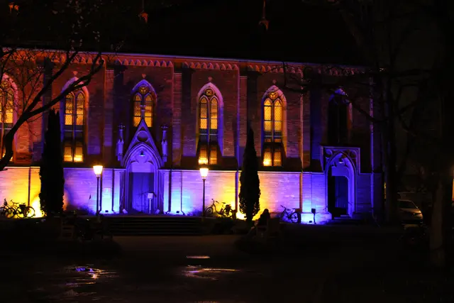 Die Stadtkirche hatte sich Blau-Gelb inszeniert