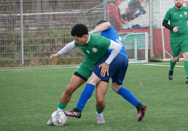 Nur selten konnten sich die Germanen wie in dieser Szene Konrad Suchodolski gegen den FK Bosna Mannheim durchsetzen.   /Foto: -wy