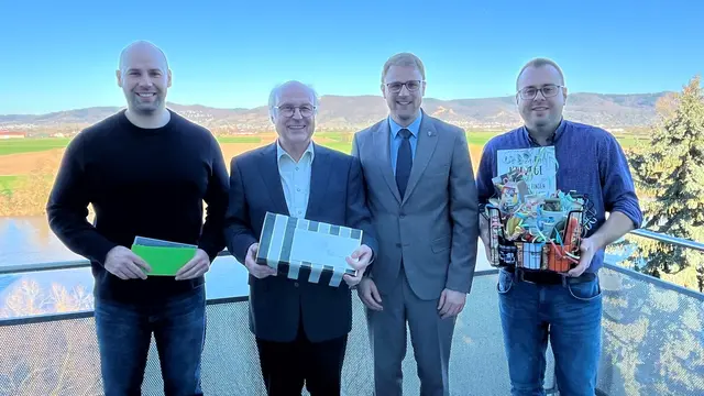 vl.n.r. Personalrat Benjamin Gerhold, Holger Schlüter, Bürgermeister Florian König, Bauamtsleiter Dominik Eberle | Foto: BMA