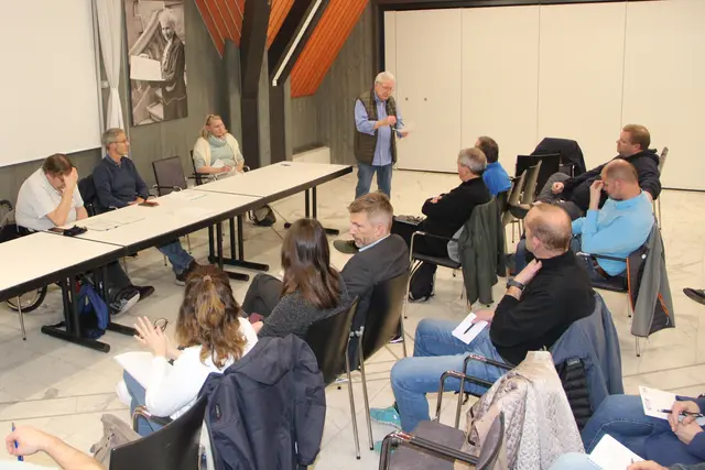 Der OAS-Ehrenvorsitzende Kurt W. Zepf teilte die Argumente für seinen Rücktritt mit. Am Vorstandstisch fasste sich Joachim Loose (links) an den Kopf und auch der Vorsitzende Mark Völkel konnte den Schritt des Ehrenvorsitzenden nicht nachvollziehen.