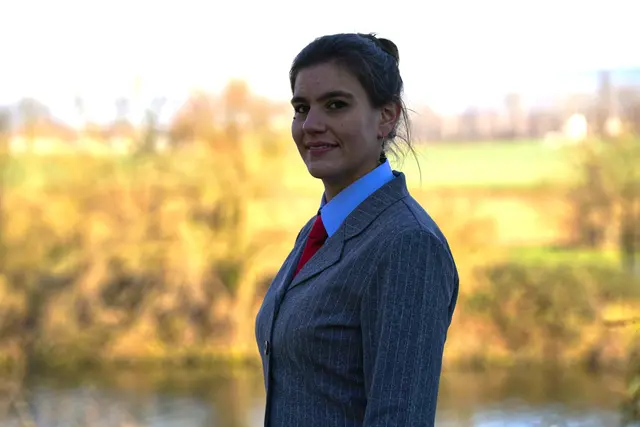 Jessica Vierling – Direktkandidatin von DIE PARTEI in Edingen-Neckarhausen. Steht fest am Neckar, bleibt gelassen im Gegenwind – und sorgt dafür, dass Politik nicht nur Wellen schlägt, sondern auch mal in die richtige Richtung fließt.  | Foto: DIE PARTEI