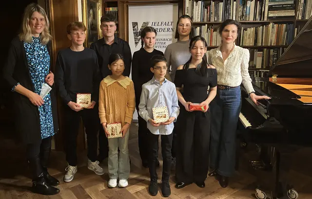 Antje Geiter (lnks) bedankte sich im Namen der zahlreichen Gäste bei den ausführenden jungen Pianisten und bei Pädagin Asle Kilic (rechts) für einen gelungengen Klavierabend.  | Foto: Trinkaus