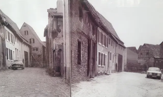 Blick in die Metzgergasse Anfang der 60er Jahre – vor und nach dem Abriss der alten Scheune. Links das bekannte Haus der "Dollebacherin".   | Foto: Sturm