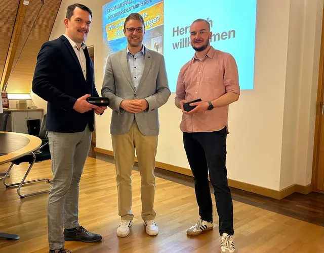 Bild v.l.n.r.: Hannes Steffen Henn, Bürgermeister Florian König, Hendrik Simon Henn | Foto: BMA
