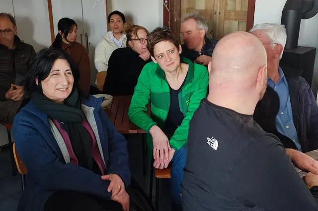 Grünen Landtagsabgeordnete Fadime Tuncer (MdL) und Iris Lipowsky, Stadträtin und 2. Bürgermeisterstellverteterin Ladenburgs (beide links im Bild)) tauschen sich fachlich mit Marius Wenzel, Flusswanderer und engagierter Organisator von Müllsammelaktionen entlang der Ladenburger Gewässer aus. | Foto: Karin Lüthringhausen