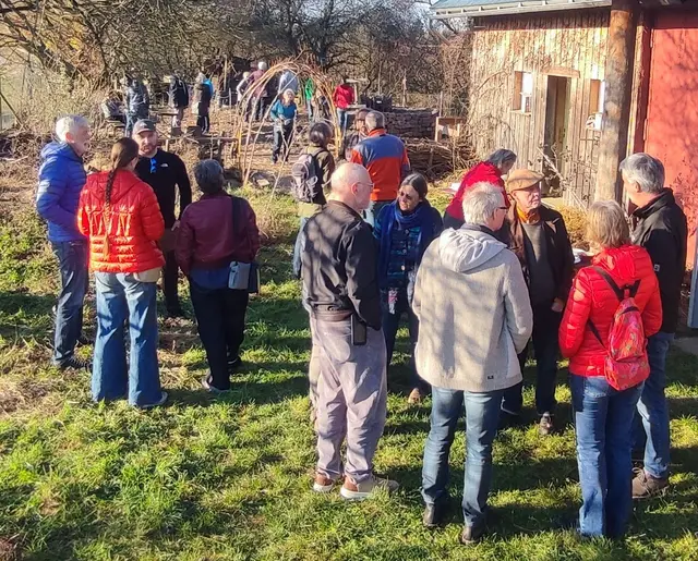 Nach den Vorträgen wollte noch keiner gehen. Es folgten angeregte Diskussionen im Grünen und bei Sonnenschein. | Foto: Michael Janke