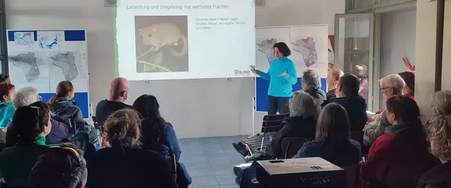 Edith Quennet, Mitglied des Arbeitskreises Permakultur, überraschte das Publikum mit eindrucksvollen Einblicken in die Bedeutung städtischer Gärten für die Biotopvernetzung. | Foto: Karin Lüthringhausen