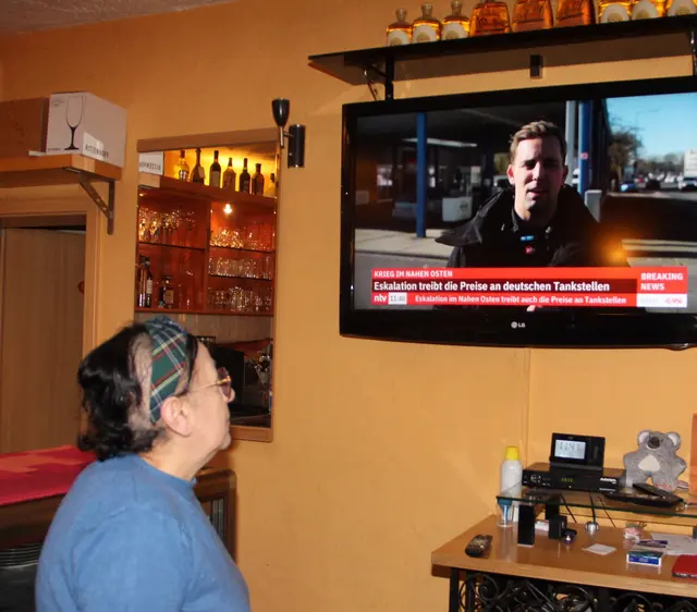 Der Blick von Niloofar Afschar richtet sich derzeit nicht nur auf die Gäste ihres Cafés. Sie verfolgt die Entwicklung im Nahen Osten auf NTV. 