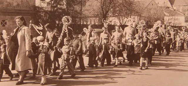 Stolz trugen die Kinder in den 50er Jahren die Hütter-Sommertagsstecken durch die Gassen. Die großen Stecken waren für die Älteren – die kleinen Stecken trugen die Kleinen. 