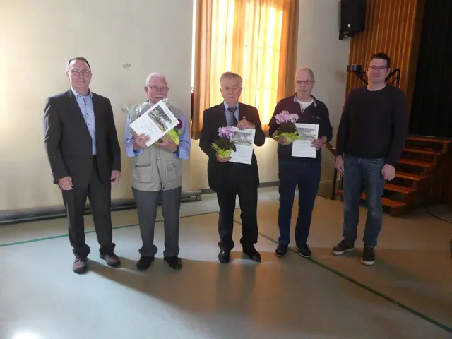 Ludwig Mühlbauer (li) und Sven Stein (re) mit den Geehrten Gerhard Schmitt, Siegfried Bock und Frank Maaß (v.l.n.r.). | Foto: Schatz