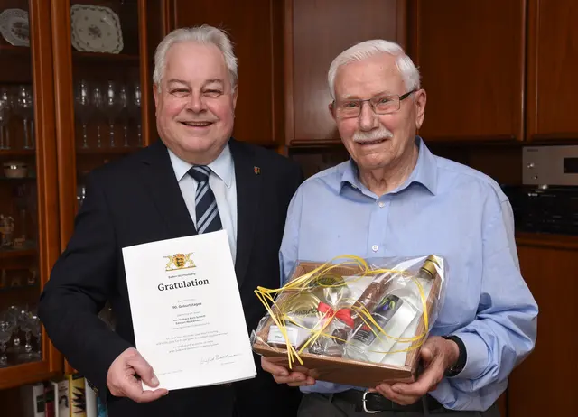 Bürgermeister-Stellvertreter Dietrich Herold gratulierte Herrn Gerhard Alois Schmitt zu seinem 90. Geburtstag | Foto: Marcus Schwetasch