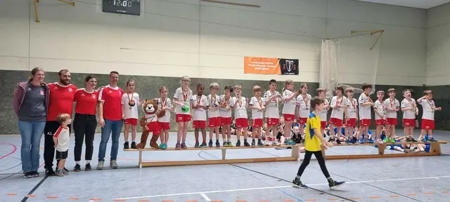 Die F-Jugend der LSV Handball-Abteilung bei der Siegerehrung. | Foto: zg
