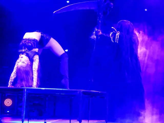 Der Sensenmann beobachtet die Handstandakrobatik von Nelly Biasini. | Foto: Schatz