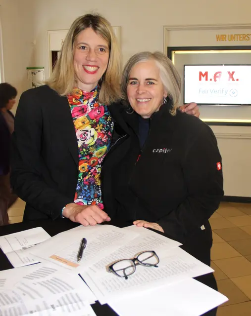 Antje Geiter von der Vetter-Stiftung (links) und Kerstin Riehle vom Mannheimer Capitol begrüßten die AWO-Gäste aus Ladenburg. 