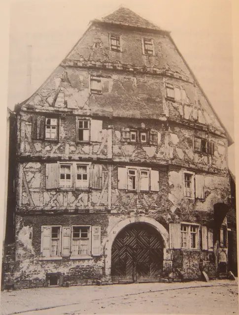 Lumpig, liederlich, lausig war es schon - das Rote Haus in den 1930er Jahren. 