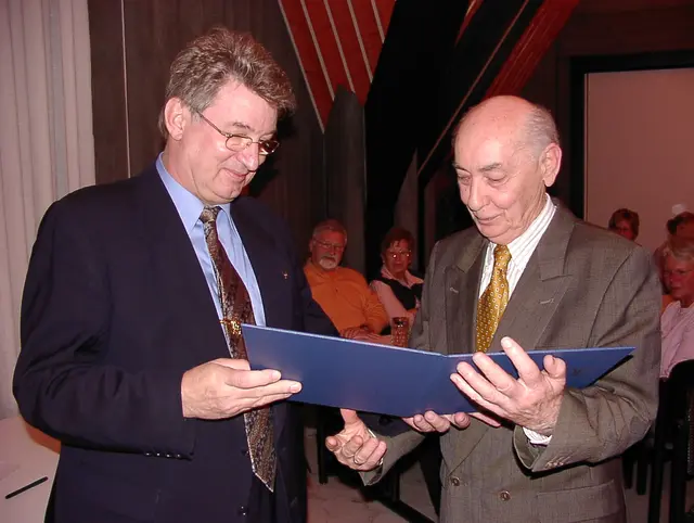 Zwei verdiente Persönlichkeiten - Egon Lackner wurde von Meinhard Georg (links) zum Ehrenvorsitzenden ernannt. 