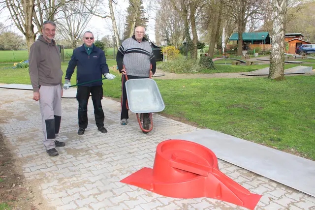 Bahnenbauer Jochen Gerlach (links) erhielt beim Aufbau der vier neuen Bahnen Unterstützung von den Vorstandsmitgliedern Frank Weygold und Karl-Heinz Eichert (rechts). 