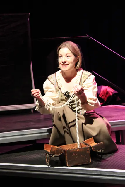 Gretchen (Heike Ernst) entdeckt das Kästchen mit Schmuck.