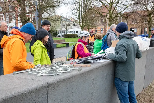 Um 10 Uhr fanden sich die Freiwilligen zu Beginn der Aktion zur Lagebesprechung und Koordination am Wasserturm ein. 