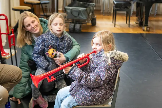 An der feuerroten Trompete versuchte sich die 5-jährige Laura und nach einigen Versuchen schaffte sie ihren ersten Ton. 