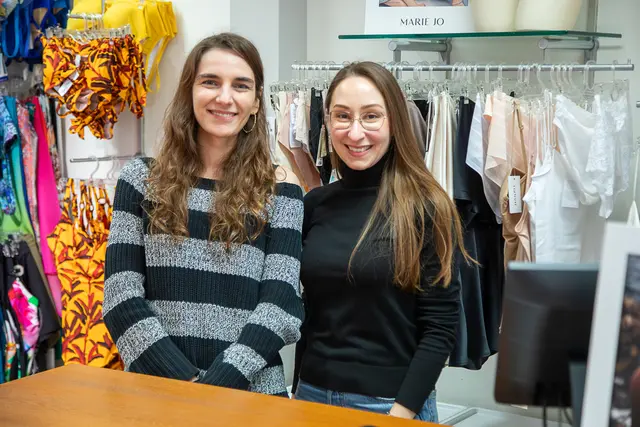 Hatten wohl mit mehr Kundschaft gerechnet: Sophia Dworatzek und Tugba Akbiyik im vom "Creol – Wäsche und Meer"