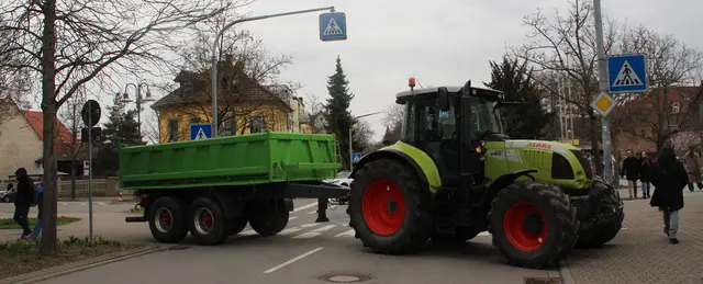 Schwere Schlepper blockierten den Weg zur Festwiese. 