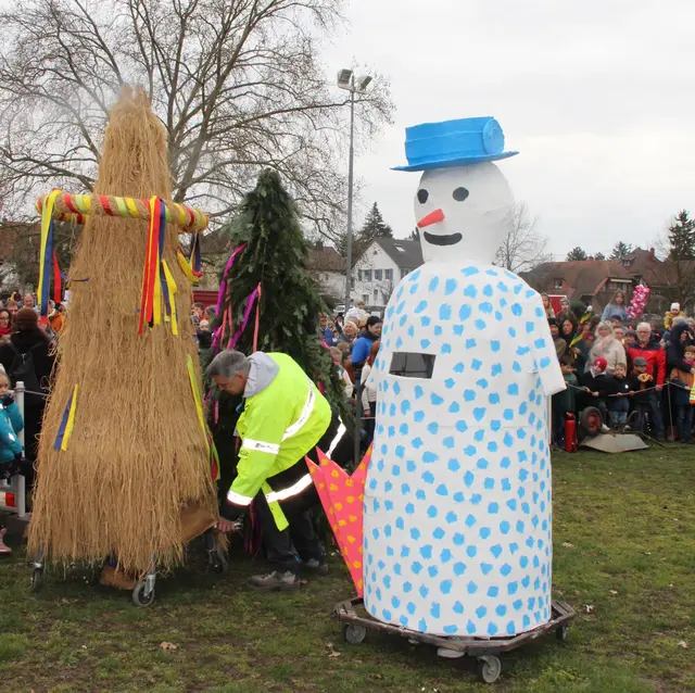Unter dem Schneemann steckte Schnee-Frau Lisa Bauer. 