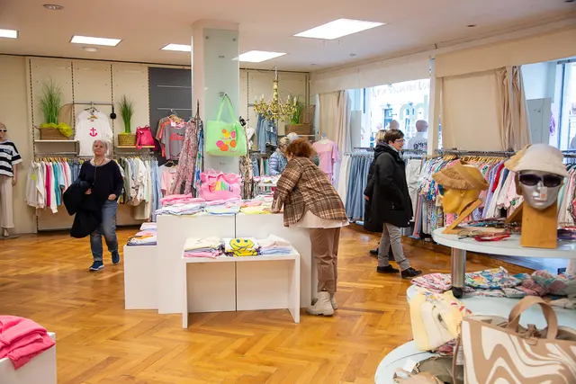 Im Modehaus Sohn stöberten gut gelaunte Besucher und Besucherinnen durch die ausgestellten Waren. 