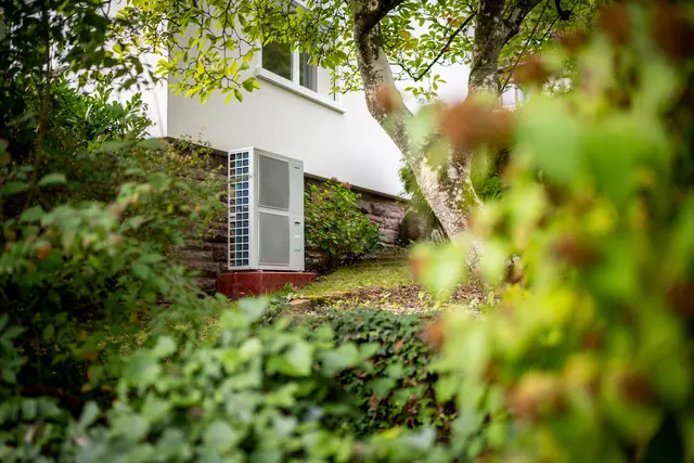 Das Hybridsystem mit Wärmepumpe und Gaskessel in diesem Einfamilienhaus in Heidelberg bringt eine Leistung um 18 kW und ist so eingestellt, dass die Heizleistung lediglich mit Gas ergänzt wird, falls nötig. | Foto: Gülay Keskin