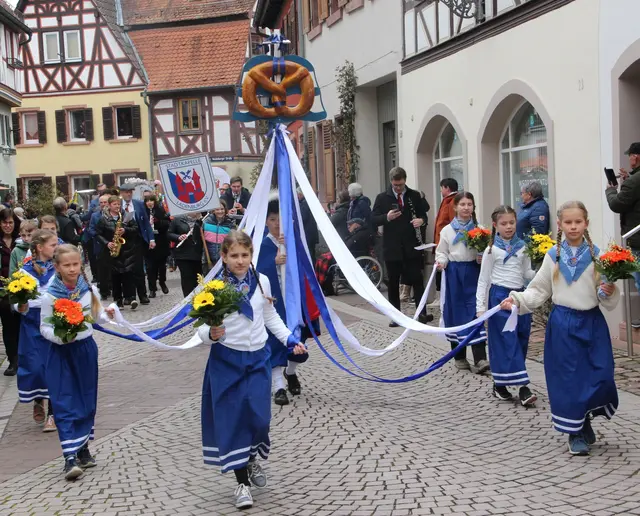 Waren mit Eifer dabei - die Bändermädchen und der Brezelträger des Heimatbundes. 