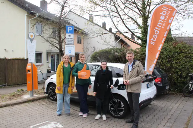 Bürgermeister Schmutz dankte der Mobilitätsbeauftragten der Stadt Ladenburg, Anna von Pfeil, Sarina Velez Garcia von der Heidelberger Energie-Genossenschaft und Lea Kraft von Stadtmobil (links nach rechts) für die reibungslose Zusammenarbeit.