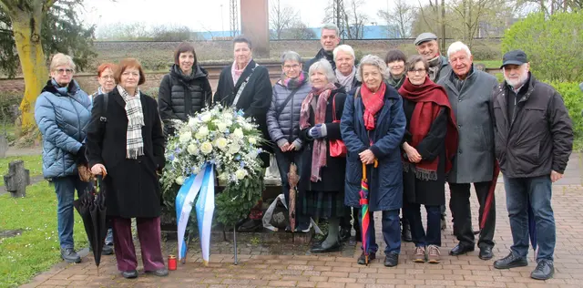 Die Heimatbund-Vorsitzende Carola Schuhmann (links neben dem Kranz) lud zum Gräberrundgang ein, um an die Leistungen verdienter Heimatbund-Mitglieder zu erinnern. 